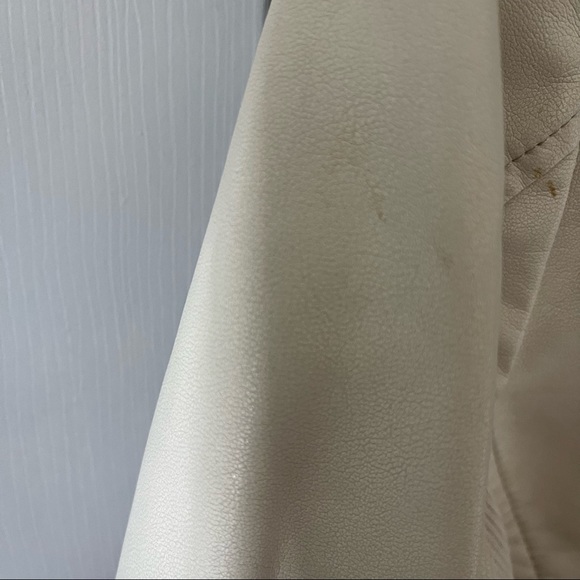 Levi’s White Faux Leather Jacket - Picture 8 of 8